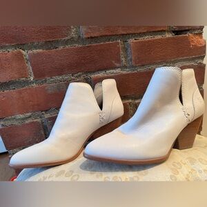 FRYE AND CO. 6M white Ankle Booties